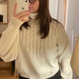 Flätstickad tröja FRAKT INGÅR - Fin flätstickad tröja från NAKD. Storlek M men passar även S. Är 176cm för referens. FRAKT INGÅR.