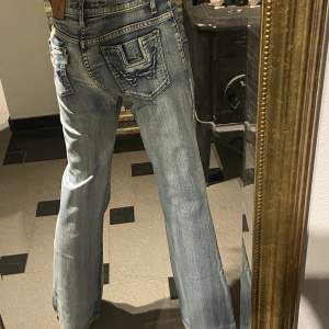 Lowwaist jeans. Midjemått 70 cm (lite elastiskt) och 81 cm i innerbenslängd 🫶🏽