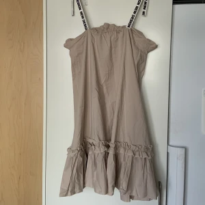 Klänning - Beige/ljusbrun klänning, okänd varumärke. 