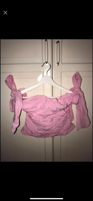 Lioness topp - Unik topp från Australienska märket Lioness. Rosa med förlängda armar man kan knyta precis som man vill. Perfekt till fest. Aldrig använd 