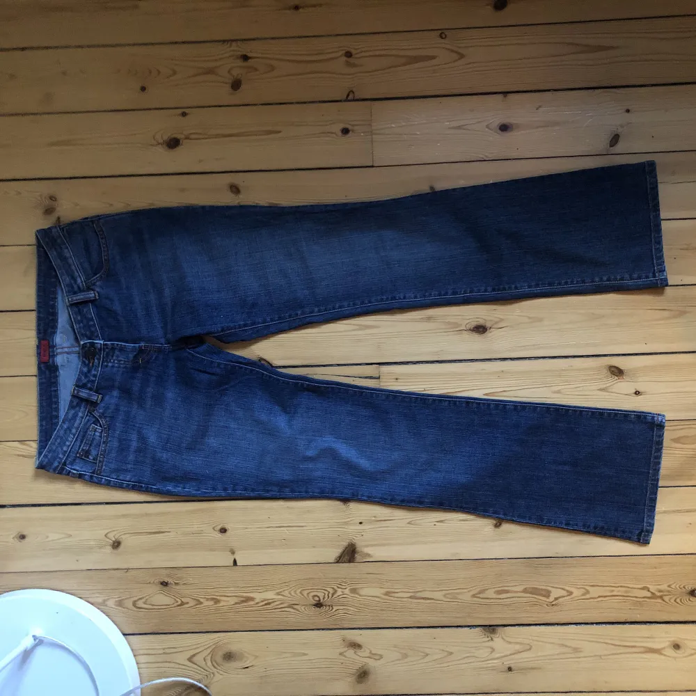 Lågmidjade, mörkblåa jeans från Hugo Boss i jättebra skick❣️  Midjemått: 84cm Innerbenslängd: 84cm Frakt 63kr . Jeans & Byxor.