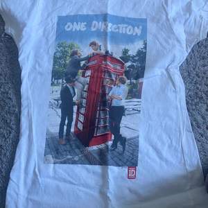 Säljer denna fina tröja på one direction. Typ aldrig använd. Köpte för 50kr och mitt pris är 20kr. Köparen står för frakt🤍