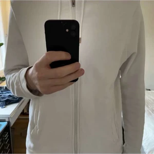 Zip up hoodie - En snygg zip up hoodie i väldigt bra skick.