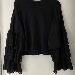 Jättefin svart tröja med volang i ärmarna från märket Michael Kors💗 Säljer pga för liten.