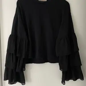 Jättefin svart tröja med volang i ärmarna från märket Michael Kors💗 Säljer pga för liten.