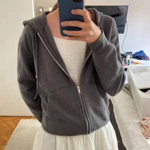 Säljer denna superfina gråa zip hoodie från HM i storlek S. Kom privat för fler bilder 😍❤️köpte står för frakt