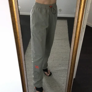 New Balance byxor - Coola byxor från New Balance, tyvärr inte min stil. Skulle säga att de är mer S men går att justera i midjan! Färgen syns bäst på sista bilden. Köpta för 440kr, aldrig använda. Kan mötas upp eller så står köparen för frakt💕