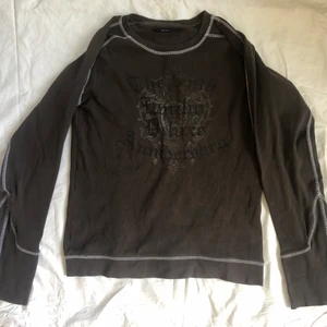 Y2k inspirerad sweatshirt - Brun tröja med nåt tryck. Köpt här på plick för längesen men inte använt, perfekt för sommarkvällar etc💕 Står L i storlek så funkar perfekt som oversize på mig som är S, men hade funkar på en XS-M också.