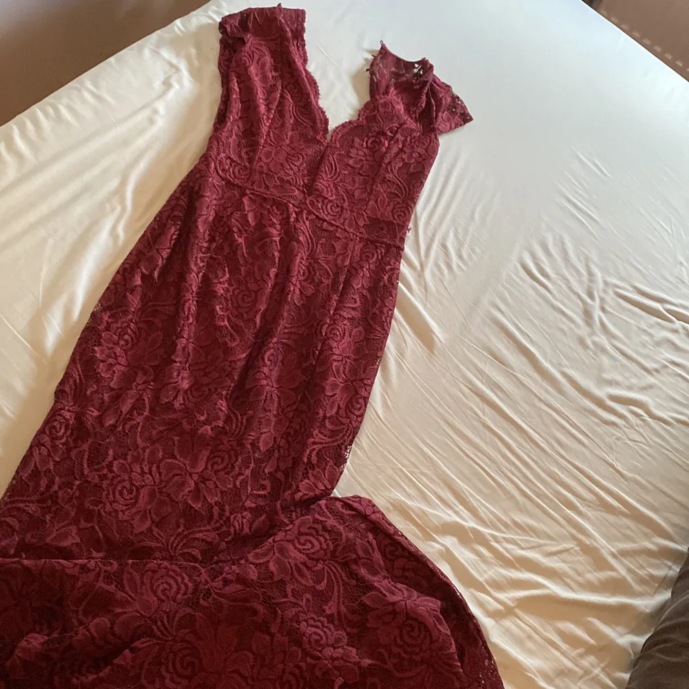 Snygg spetsklänning i vinröd färg. Skönaste klänningen att ha på sig. Använd 1 gång på ett bröllop. Från bubbleroom i storlek 36. . Klänningar.