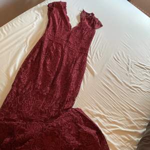 Snygg spetsklänning i vinröd färg. Skönaste klänningen att ha på sig. Använd 1 gång på ett bröllop. Från bubbleroom i storlek 36. 