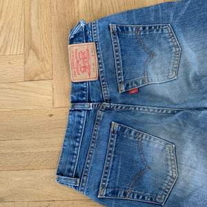 Snygga levi’s jeans som är bootcut och low waist i bra skick💕, storlek w26 L32