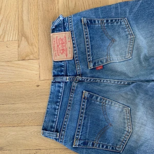 Levi’s jeans - Snygga levi’s jeans som är bootcut och low waist i bra skick💕, storlek w26 L32