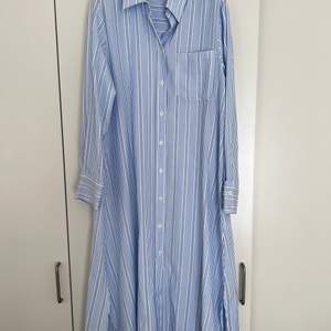 Oanvänt  Shirt dress with Blue stripe,  long sleeve, embroidery detail :) Nypris 599kr