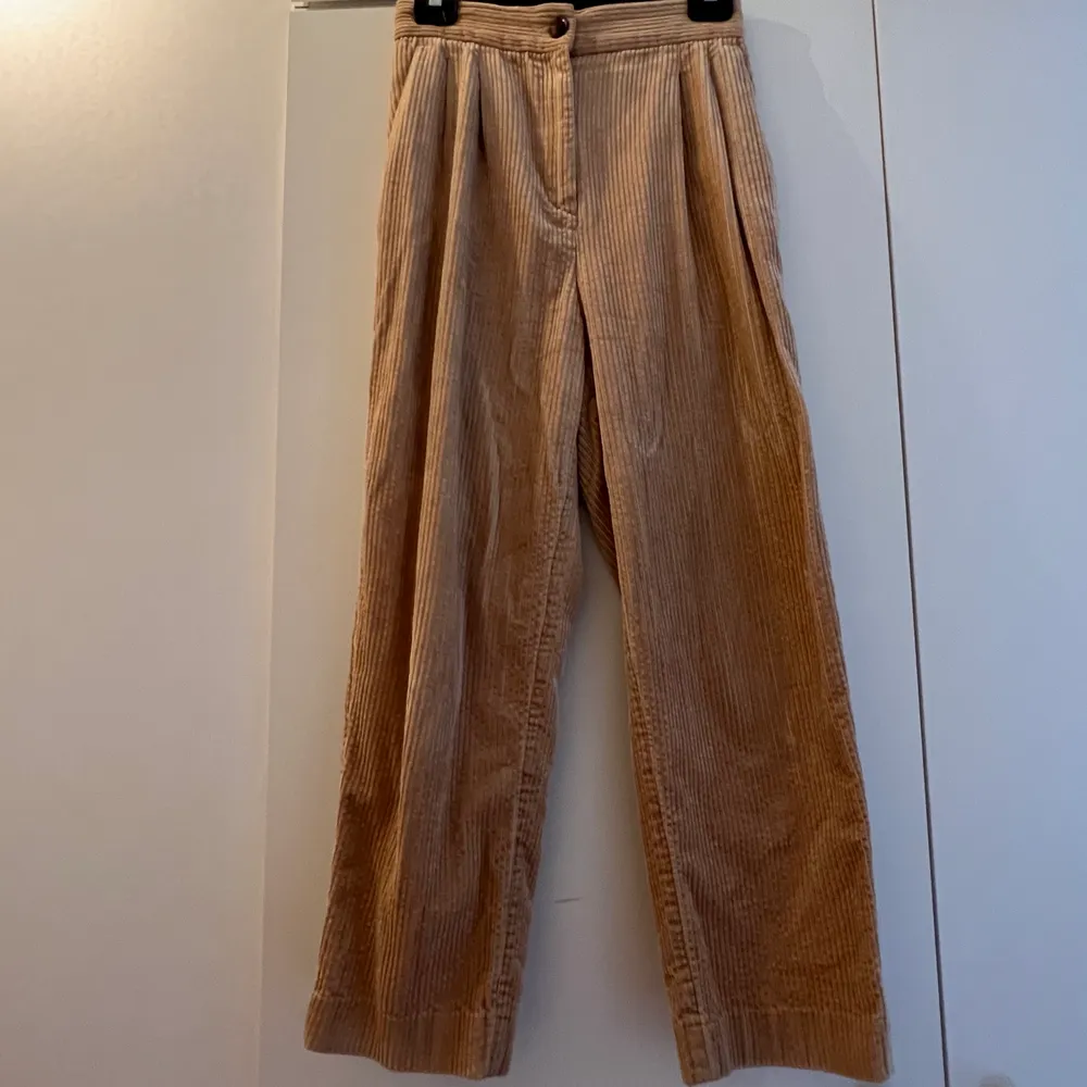 Ljusbruna byxor från Hm i storlek 36.. Jeans & Byxor.