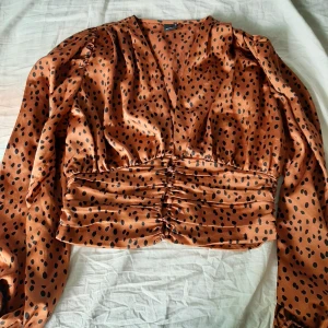 Fin tröja - Garderobs rensning. Finare tröja att ha på sig ute på middag eller på klubben. Inte för lite och inte för mycket. Storlek 38 från ginatricot.