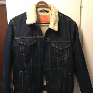 Fodrad jeansjacka  - Väldigt bra skick, inhandlades för runt 1000-lappen för något år sedan 