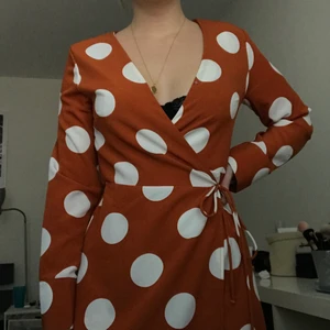 Prickig omlottklänning  - Fin mörkorange klänning, bara använt 1 gång<3