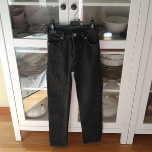Högmidjade jeans med raka ben - Monki (24) - Svarta högmidjade jeans i modellen Kimomo från Monki. Rak passform.