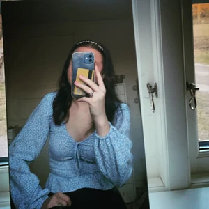 Söt blus - Säljer denna jätte fina blusen ifrån bikbok.  Aldrig använd då den var för liten för mig,storlek xs. 