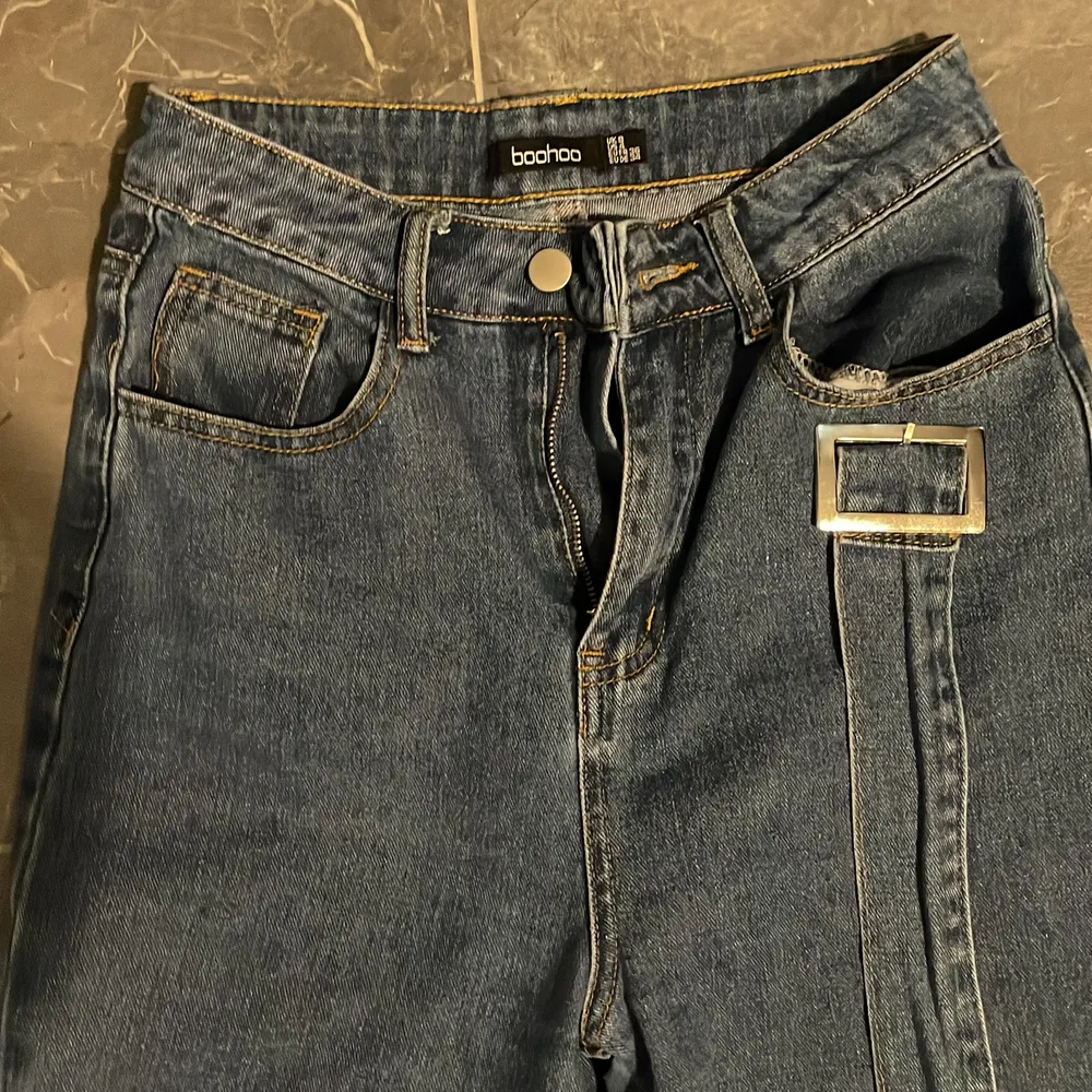 Vintage byxor från BooHoo som är köpt för 400kr. Köpte den för 4 månader sedan och är använd bara 2 gånger. . Jeans & Byxor.