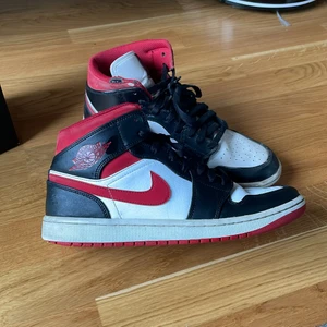 Jordan 1 Mid Gym Red - Säljer nu mina jordan 1s då jag har ett par nya, de är helt okej skick, skorna har spruckit på undersidan men inget som syns när de är på, jag har storlek 42 men skorna är 44 och passar perfa! 