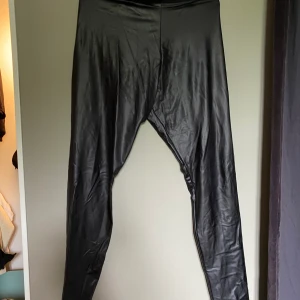 Skinnbyxor - Jätte fina skinnbyxor från hm som är tunna och bra längd