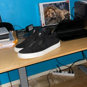 Axel arigato zip sneaker strlk 42 - Säljer mina nästintill nya axel arigato skor då jag köpt ett par nya skor, skorna är använda i max en månad. Kan fraktas eller mötas upp i västerås