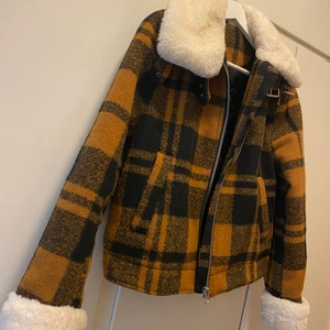 Höstjacka - Passar utmärkt till en kall sommarkväll eller hösten. Storlek S från HM. Använd 2 ggr