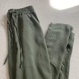 Gröna byxor från HM med lappen kvar! Storlek XS. Jättesköna och perfekta till sommaren💕 + frakt!