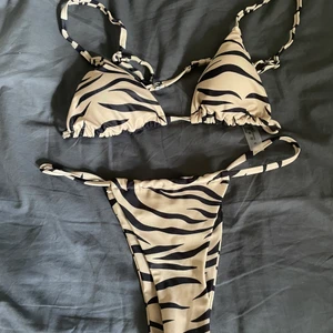 🦓bikini  - Överdel & underdel strl S, säljes pga för liten kupa. Endast testad med underkläder under.  100kr + frakt/mötas upp i Gbg.   🤌🏼✨