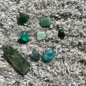 Kristaller - 8 st gröna kristaller, trumlade och ett torn, 230kr för alla.