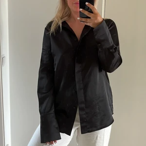 Svart skjorta  - Svart glansig skjorta från NA-KD i storleken 38 🖤 i frakten ingår priset! 
