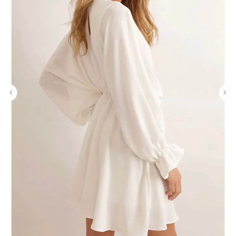 Säljer denna drömmiga klänningen från chiquelle! Slutsåld i alla storlekar i färgen vit på hemsidan. Såldes för 599kr och jag säljer den för 300kr. Använd endast en gång så i superfint skick. Storlek S!. Klänningar.