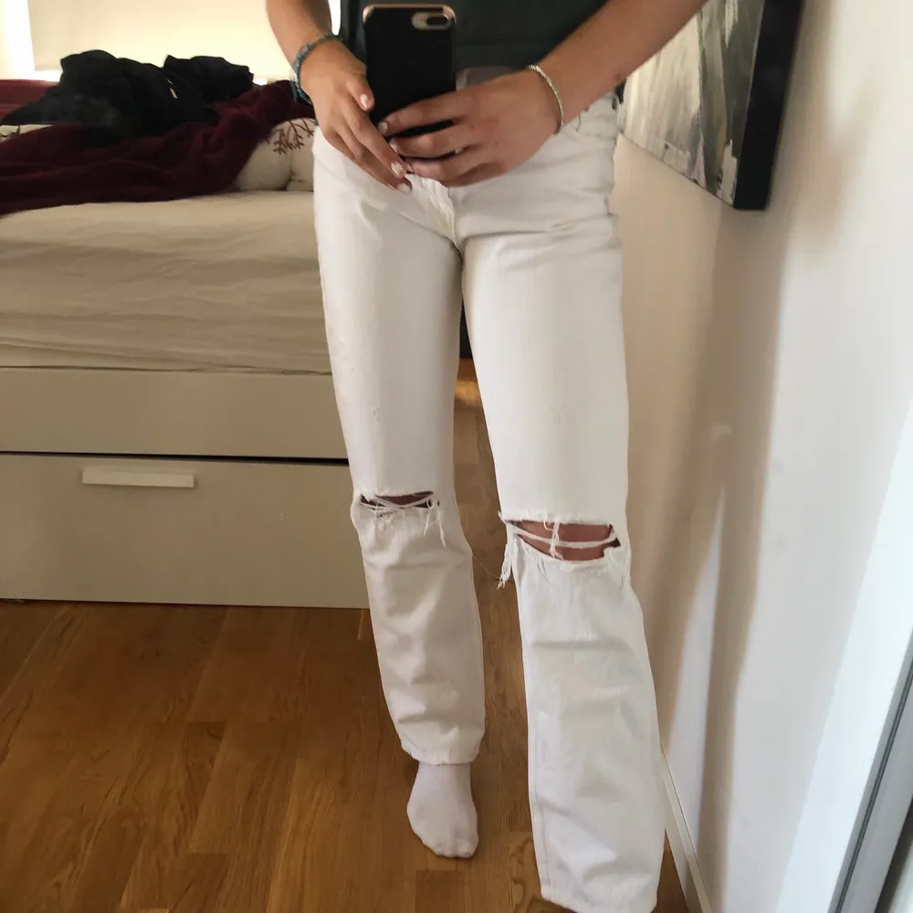 Vita mid rise straight jeans med slitningar från Zara. Säljer för att dom inte används. Köparen står för frakten- 50kr . Jeans & Byxor.