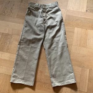 Dickies chinos - Säljer mina knappt använda Dickies 874 chinos i perfekt skick. Dom är uppsydda så att dom är 87 cm långa. 