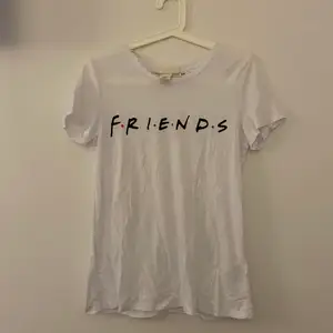 En vit fin tröja med motivet ”friends” från serien som inte är använd. Hör av er vid frågor/ fler bilder. Frakt kan eventuellt bli billigare 