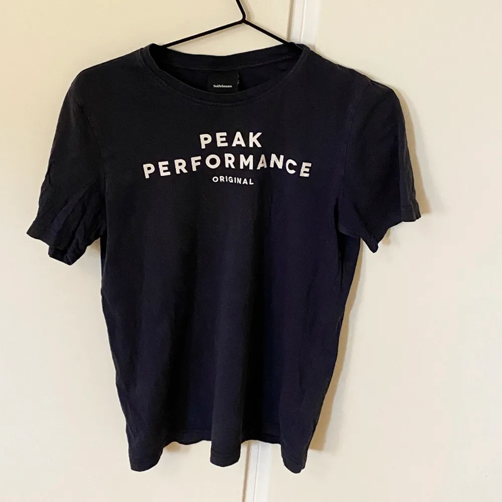 Mörkblå T-shirt från peak performance i storlek 160 (barnstorlek) men är som S ungefär. 70 kr +frakt. T-shirts.