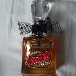 Viva la juicy gold couture - 30 ml. Helt oanvänd så allt är kvar. Sägs vara en riktig mankiller. Luktar sjukt gott 😍