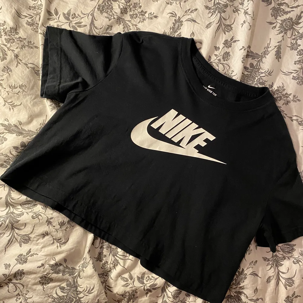 Tränings tröja från Nike!  Storlek- M Säljer pga att jag aldrig får den till användning . T-shirts.