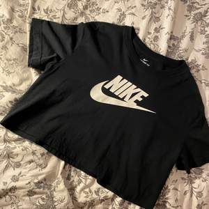 Tränings tröja från Nike!  Storlek- M Säljer pga att jag aldrig får den till användning 