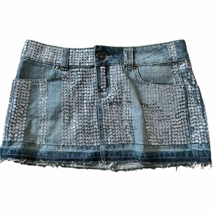 y2k jeanskjol paljetter minikjol - storlek: passar storlek S och XS. köptes sent 90-tal. nypris 600kr. möts i stockholm eller fraktar 💋 midjemått 79 cm längd 31 cm