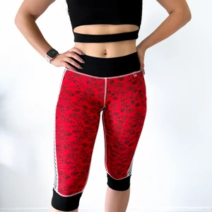 Helly Hansen storlek XS Lifa Träningstights i rött med svart rostryck - Storlek - XS  Modellen är 5,4 fot / 163 cm bär vanligtvis XS / S och 34-36 i nedre delen   Leggingsen är i bra skick den har endast små tecken på slitage på vänster ben som ses på bilden.