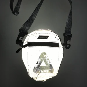 Palace väska - Väska från palace, använd men fortfarande bra skick. Köpt 2019.  Kan mötas upp i stockholm.