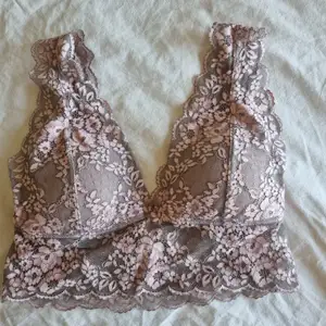 Bh / bralette / topp ifrån lindex. Jätte fin och skön men tyvärr för stor. STL M. Frakt tillkommer, vägs vid köp skickas med spårbar hem / ombud eller vanliga frimärken. Köparen väljer 