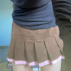 En söt kjol från yesstyle💕🌸 säljer pga lite för stor i midjan och inte riktigt min stil längre. Har aldrig använt. Skick: som ny