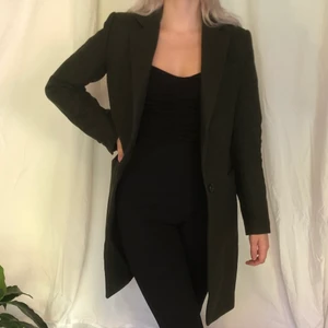 Mörkgrön kappa - Kortare kappa med snygga knappar på armen. 