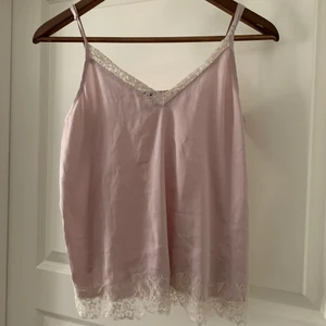 Topp H&M med spets - SKRIV TILL MIG OM SKICK INNAN KÖP, vissa plagg har defekter! Superfin topp från H&M med spets, i en fin gammalrosa färg. Är absolut öppen för prisförslag, kan mötas upp i Stockholm och det är bara att skriva för fler bilder!