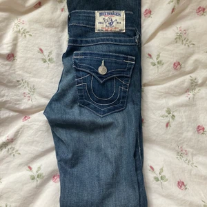 True religion jeans - Säljer mina superfina jeans från true religion för att dom inte kommer till användning. Dom är i mycket bra skick och har inga defekter. Dom är storlek 24 och passar i längden om man är mellan 165-170cm. Tveka inte att höra av dig om du undrar något💚