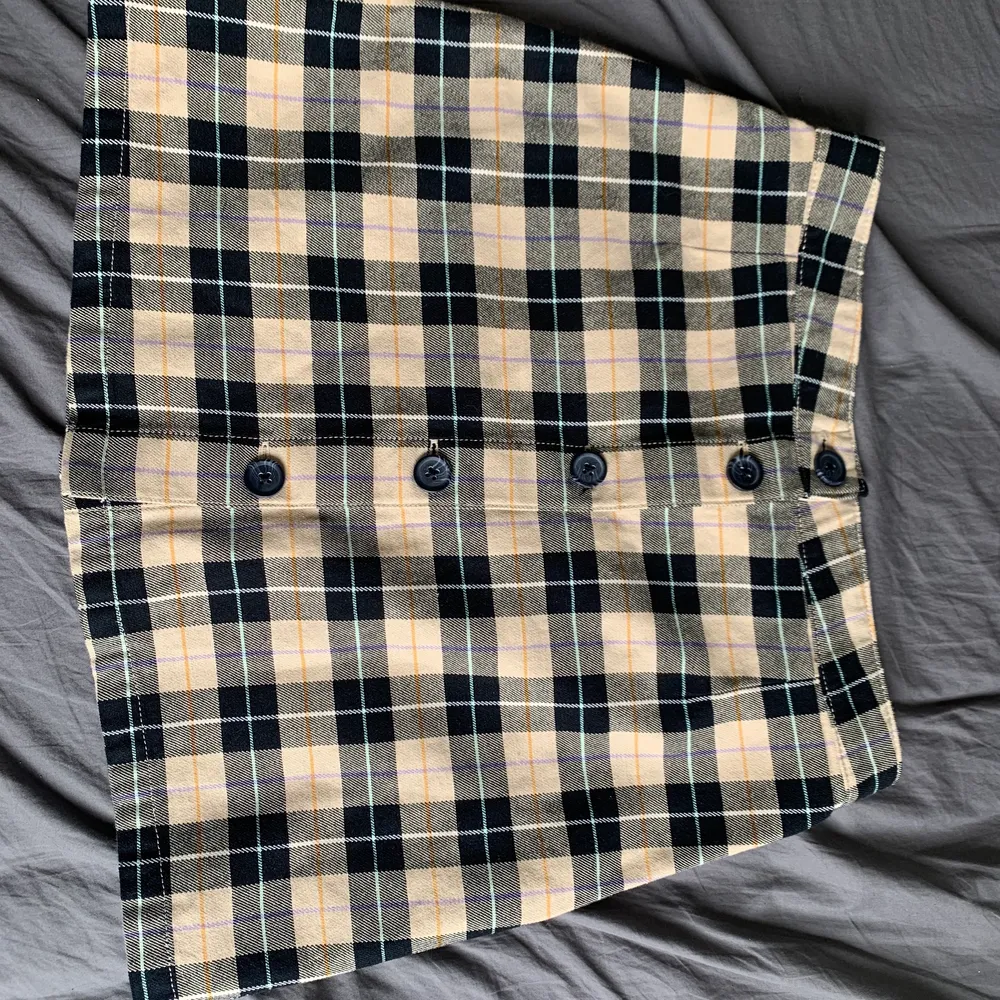 Checkered beige and black Monki skirt, only used to try on because i got the wrong size.. Kjolar.