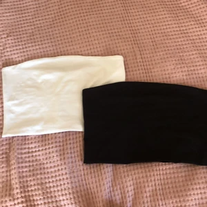 weekday bandeau M - tvåpack jättesnygga croppade bandeautoppar från weekday. Jättebra material och den vita är inte alls genomskinlig! (se bild 3 där det är en svart bh som inte syns igenom) Bara använda en gång men de var förstora och nu går det inte att lämna tillbaka.